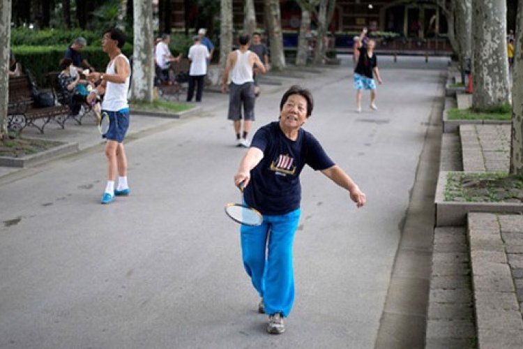 Lose the Mask for Outdoor Sports but Keep Them on for Subway Rides, says Beijing CDC