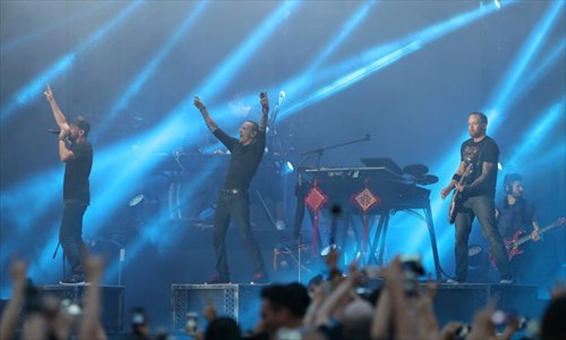 Chinese Fans Mourn the Passing of Linkin Park Frontman Chester ...