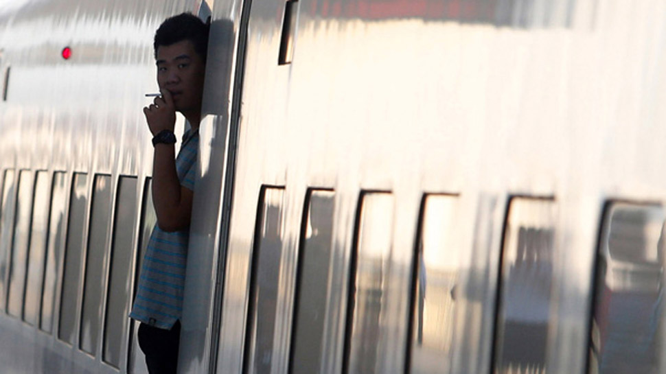 Beijing-Tianjin Passenger Successfully Sues Train Operator After Encountering Secondhand Smoke