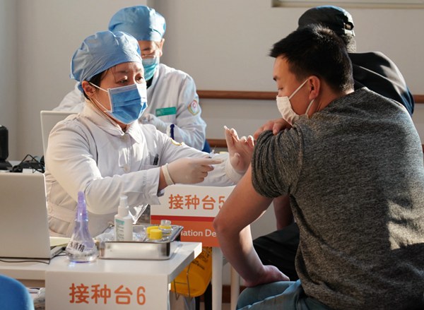 Waimai Drivers, F&amp;B Workers in Beijing Begin the Vaccination Process