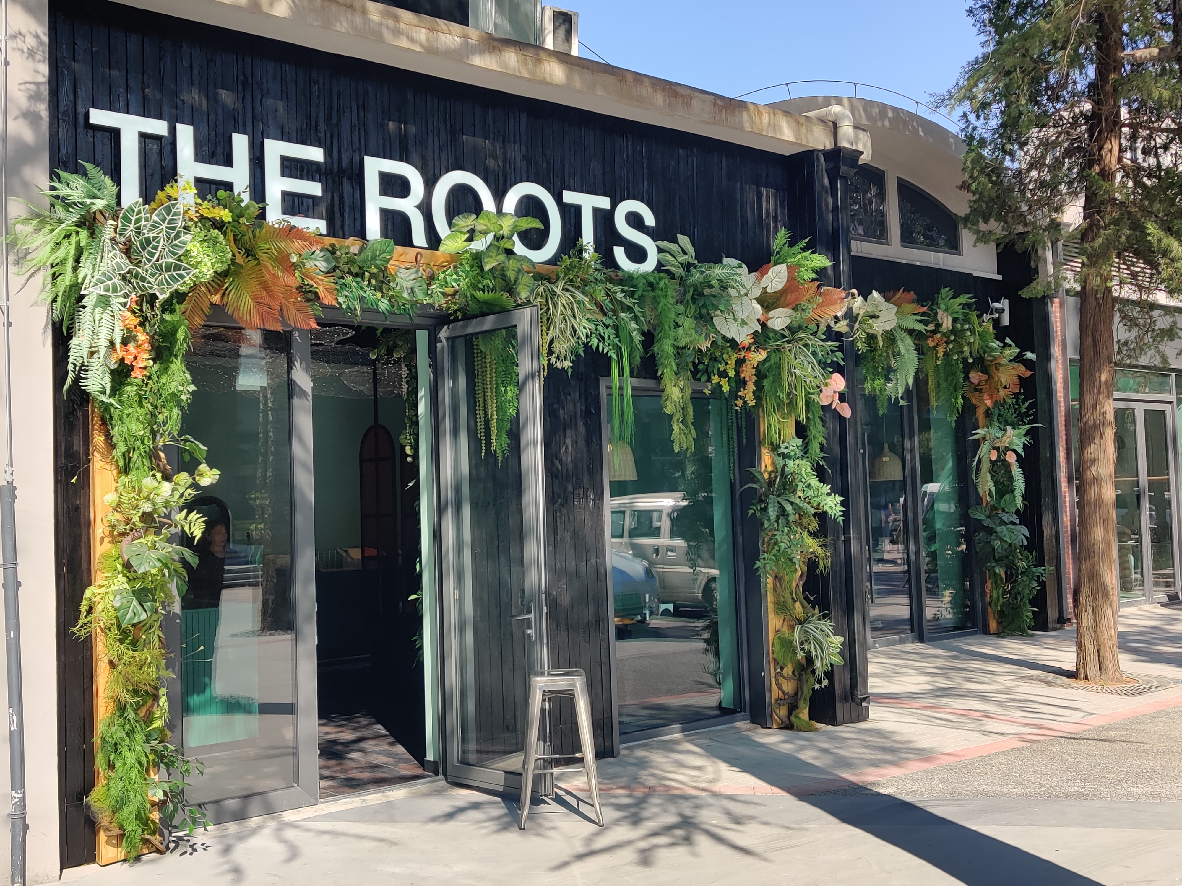 Four New Hot Dog Joints, The Roots Opens in Haidian + More