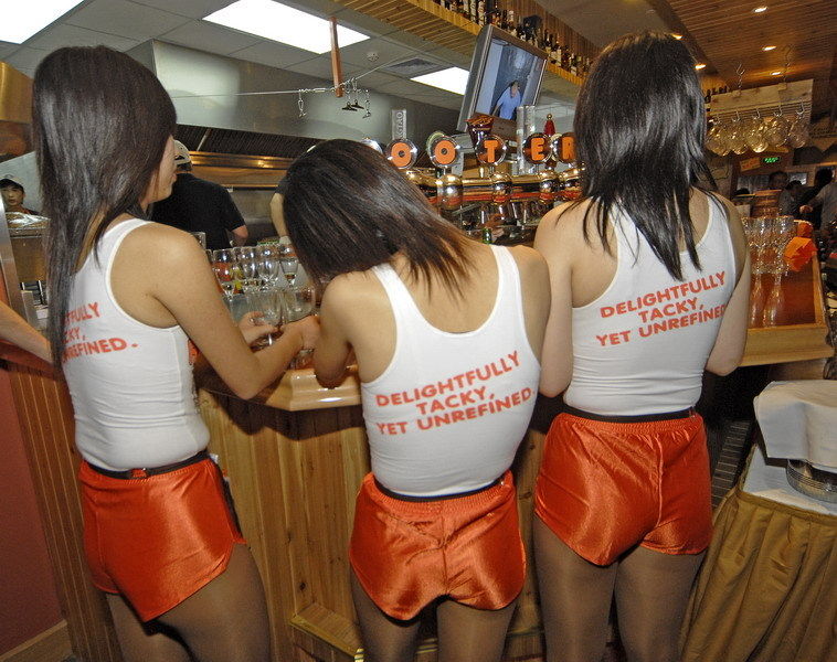 Hooters1